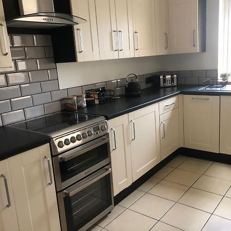 מטלוק Hilltop House Is A Welcoming 2 Bedroom Property מראה חיצוני תמונה