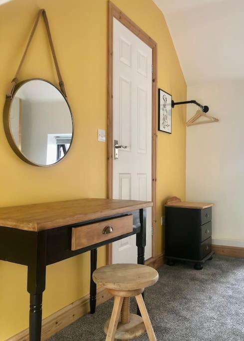 מטלוק Hilltop House Is A Welcoming 2 Bedroom Property מראה חיצוני תמונה