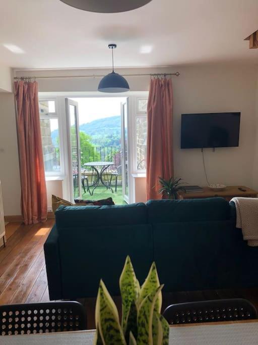 מטלוק Hilltop House Is A Welcoming 2 Bedroom Property מראה חיצוני תמונה