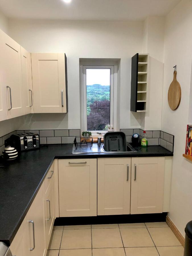 מטלוק Hilltop House Is A Welcoming 2 Bedroom Property מראה חיצוני תמונה